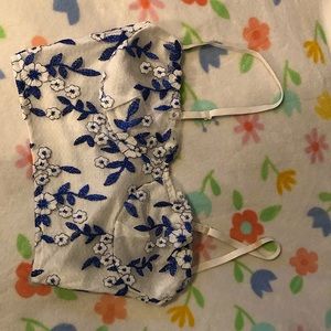 Super cute shirt but isn’t stretchy !